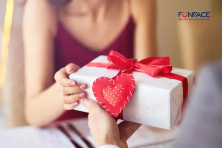 Quà Kỷ Niệm Tình Bạn: Làm Sao Để Chọn Món Quà Ý Nghĩa Nhất? Quà Kỷ Niệm Tình Bạn: Làm Sao Để Chọn Món Quà Ý Nghĩa Nhất?