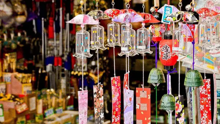 Những chiếc chuông gió tại cửa hàng đồ lưu niệm