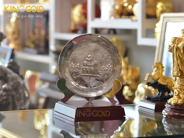 Chọn Quà Lưu Niệm Tặng Đối Tác Nước Ngoài: Nét Văn Hóa Việt