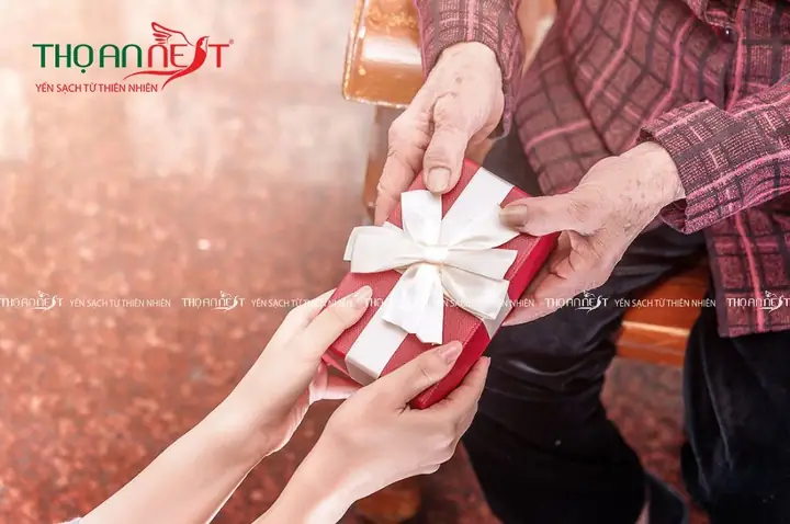 Tặng quà ra mắt mẹ chồng: Nên chọn gì để ghi điểm tinh tế?