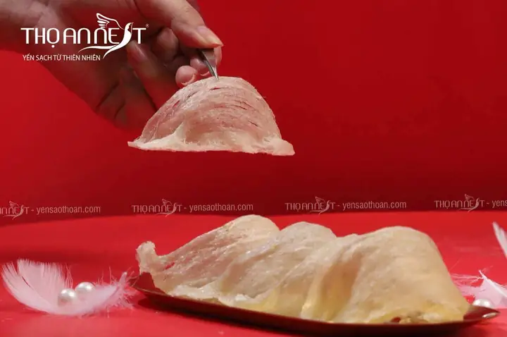 Tặng quà ra mắt mẹ chồng: Nên chọn gì để ghi điểm tinh tế?