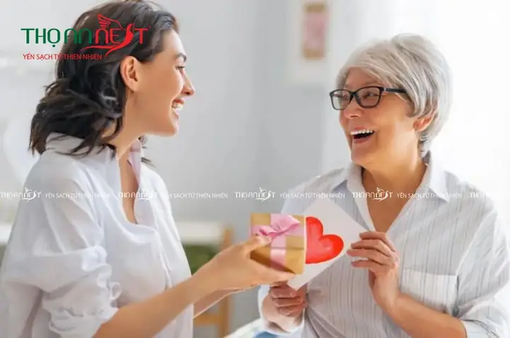 Tặng quà ra mắt mẹ chồng: Nên chọn gì để ghi điểm tinh tế?