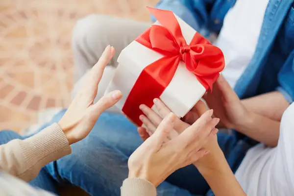 Kinh nghiệm chọn quà ra mắt nhà bạn gái phù hợp