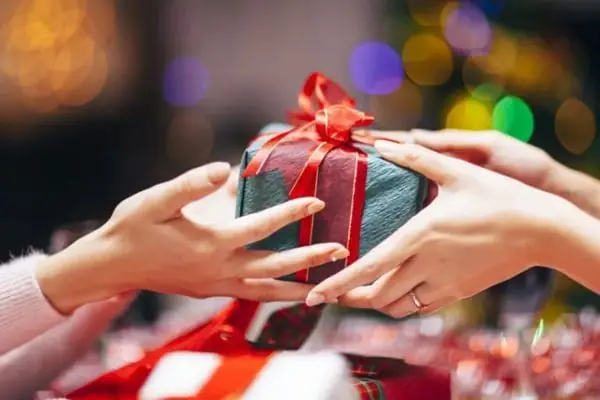 30+ Gợi Ý Quà Sinh Nhật Ấn Tượng & Ý Nghĩa Cho Mọi Đối Tượng