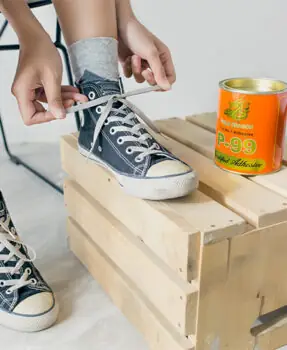 Dán giày dùng keo gì? Top keo dán giày dép siêu dính, bền, rẻ Dán giày dùng keo gì? Top keo dán giày dép siêu dính, bền, rẻ