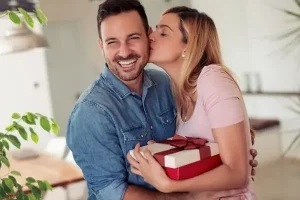Quà Sinh Nhật Lãng Mạn: Gợi Ý Để Vợ Bạn Hạnh Phúc Thật Sự