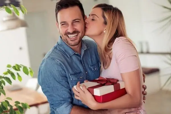 Quà Sinh Nhật Lãng Mạn: Gợi Ý Để Vợ Bạn Hạnh Phúc Thật Sự