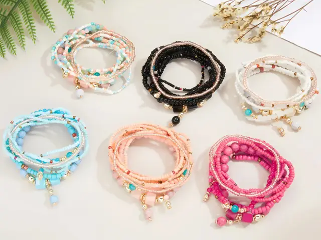 Vòng tay hạt cườm hoặc dây da