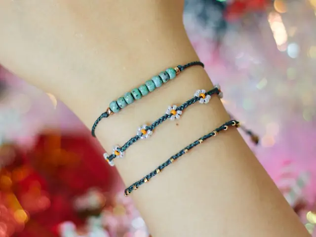 Vòng tay hạt cườm hoặc dây da