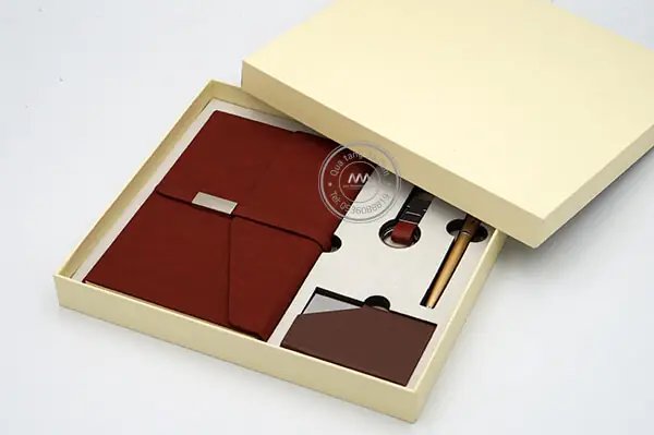 Bí Quyết Chọn Quà Tặng Cao Cấp Cho Khách Hàng: Ghi Dấu Ấn Bền Lâu