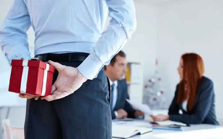 20+ Gợi Ý Quà Tặng Cho Dân Công Sở Ấn Tượng, Thiết Thực Nhất
