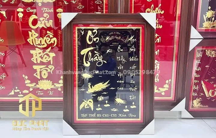 Quà tặng cô giáo cũ: Nên chọn gì để bày tỏ lòng biết ơn?
