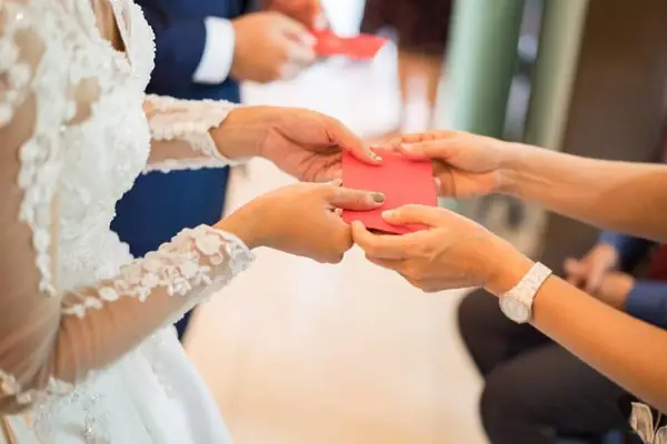 Gợi ý Quà Tặng Đám Cưới Sang Trọng: Chọn Lựa Tinh Tế và Đẳng Cấp