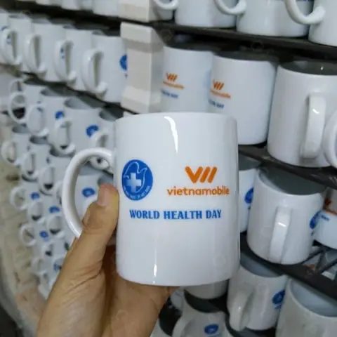 Ly sứ in logo công ty tặng nhân viên, khách hàng