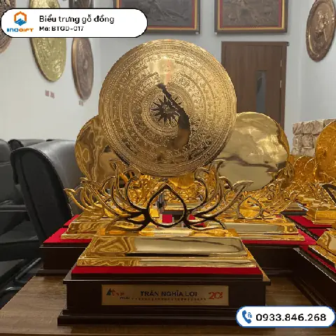 Sản xuất biểu trưng gỗ đồng in tên theo yêu cầu