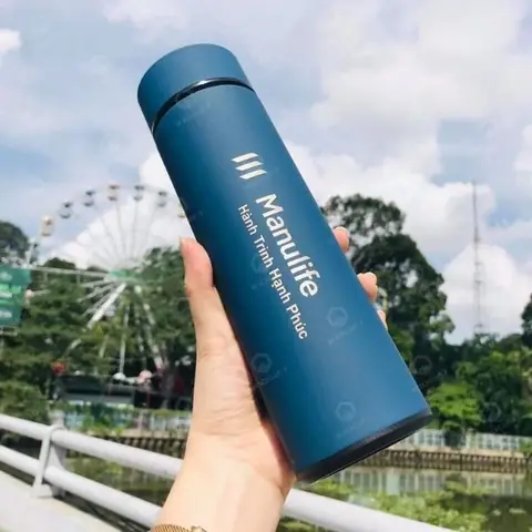 khắc chữ lên bình giữ nhiệt