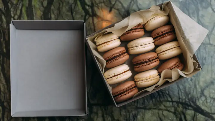 25. Bánh ngọt hoặc chocolate