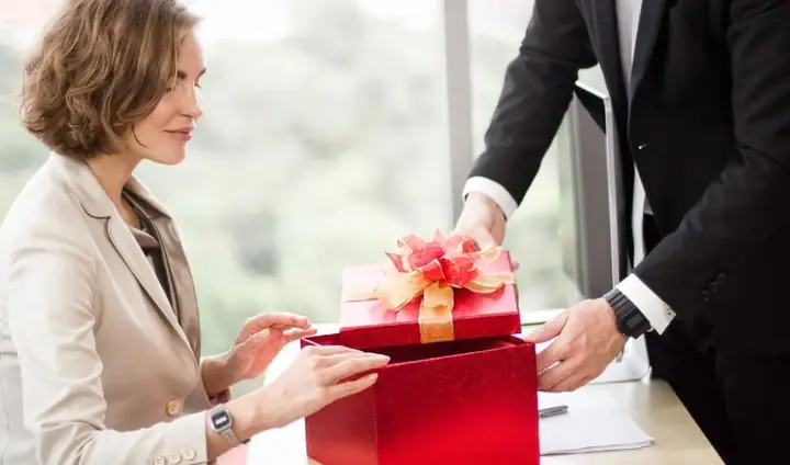 Quà tặng sếp khi nghỉ việc: Gợi ý chọn quà ý nghĩa, tinh tế Quà tặng sếp khi nghỉ việc: Gợi ý chọn quà ý nghĩa, tinh tế