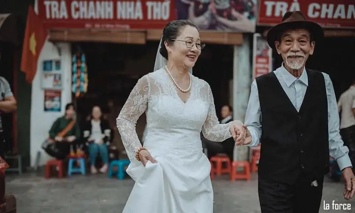 11. Tặng bố mẹ bộ ảnh nhân dịp kỷ niệm ngày cưới