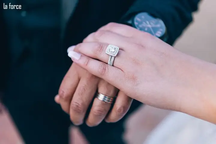 2. Một cặp nhẫn đôi – Quà tặng ngày cưới bố mẹ