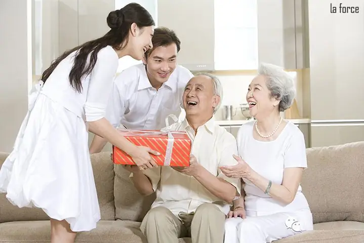 6. Tặng máy massage nhân ngày kỷ niệm cưới bố mẹ