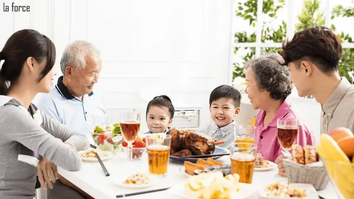 12. Cùng bố mẹ ăn bữa cơm gia đình ấm cúng