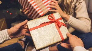 Các Gợi Ý Quà Tặng Mùa Đông Cho Bạn Gái Ấm Áp Và Ý Nghĩa Nhất