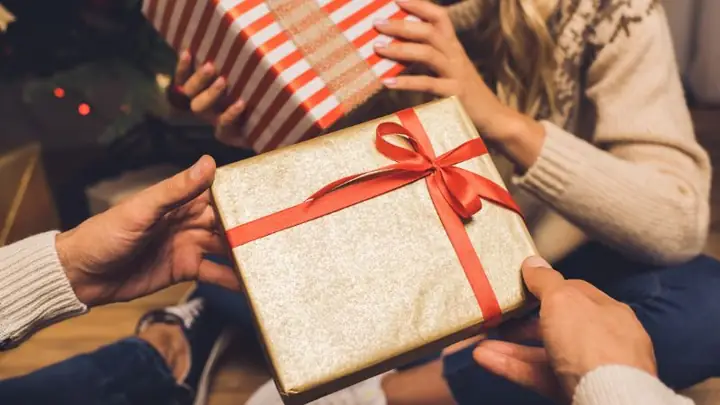 Các Gợi Ý Quà Tặng Mùa Đông Cho Bạn Gái Ấm Áp Và Ý Nghĩa Nhất