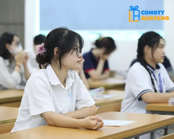 Quà Tặng Mừng Đậu Đại Học: Hướng Dẫn Chọn Hơn 15 Món Quà Ý Nghĩa