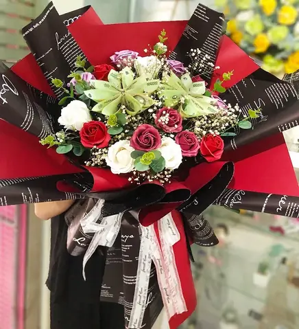 1.8 Bó hoa hồng kèm bao lì xì đỏ