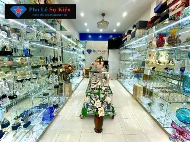 Tìm mua Quà tặng pha lê Hà Nội: Hướng dẫn chi tiết & Địa chỉ uy tín