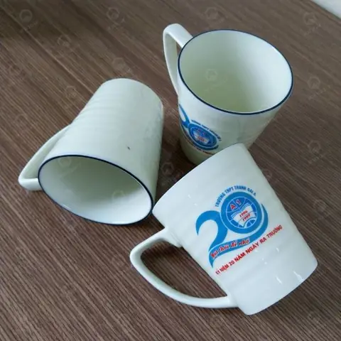 Ly sứ in logo làm quà tặng kỷ niệm ra trường
