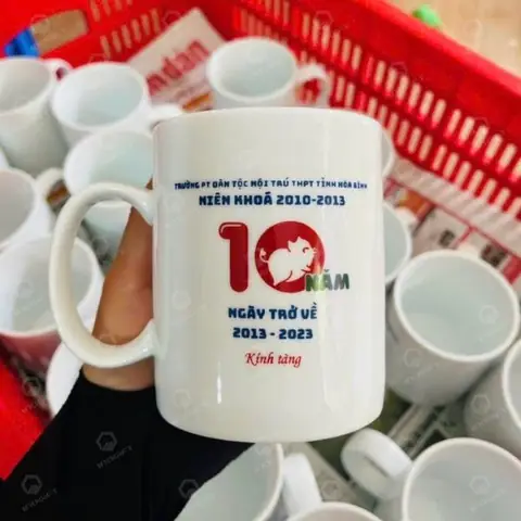 Ly sứ quà tặng kỷ niệm ra trường