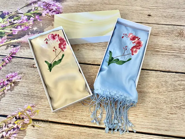 Khăn lụa cao cấp cho mẹ vợ