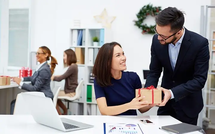 Quà Tặng Tết Hà Nội: Khám Phá Nét Đẹp, Ý Nghĩa và Chính Sách Mới Quà Tặng Tết Hà Nội: Khám Phá Nét Đẹp, Ý Nghĩa và Chính Sách Mới