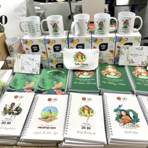 Gợi ý quà tặng thầy cô dịp họp lớp ý nghĩa nhất