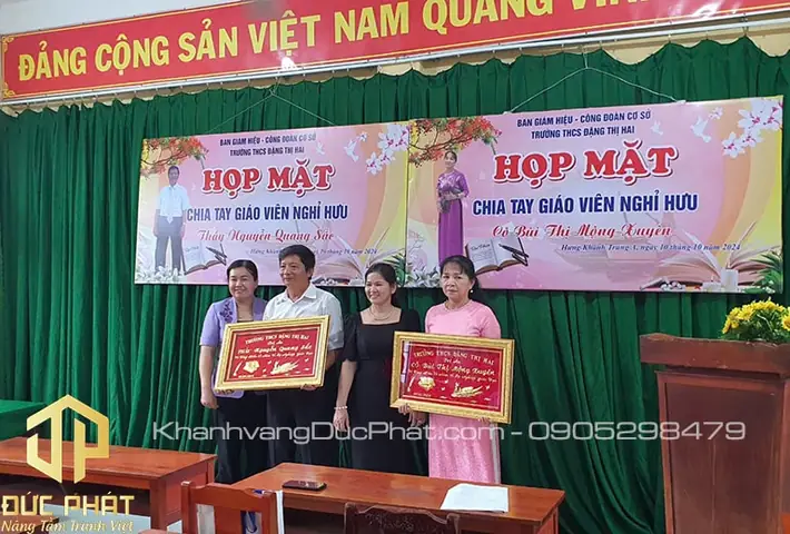 Chọn quà tặng thầy giáo cũ: Hướng dẫn tri ân chân thành nhất