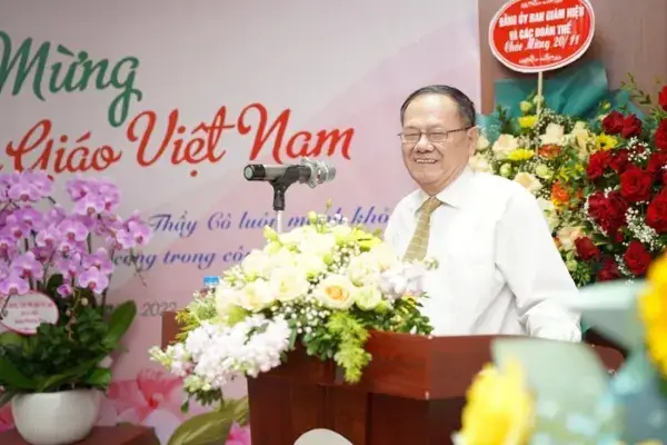 1. Cà vạt lụa tơ tằm