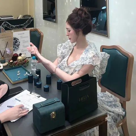 Chọn quà tặng trang sức Valentine: Bí quyết thấu hiểu và gắn kết Chọn quà tặng trang sức Valentine: Bí quyết thấu hiểu và gắn kết