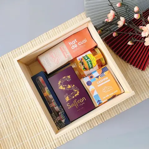 Quà Tất Niên Ý Nghĩa: Hơn 20 Gợi Ý Trao Gửi Lời Tri Ân Sâu Sắc Quà Tất Niên Ý Nghĩa: Hơn 20 Gợi Ý Trao Gửi Lời Tri Ân Sâu Sắc