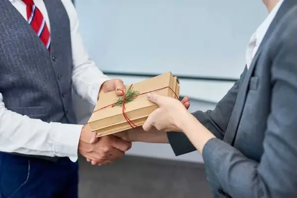 Quà Tết Biếu Đối Tác: Hướng Dẫn Chọn Lựa & Gợi Ý Cao Cấp