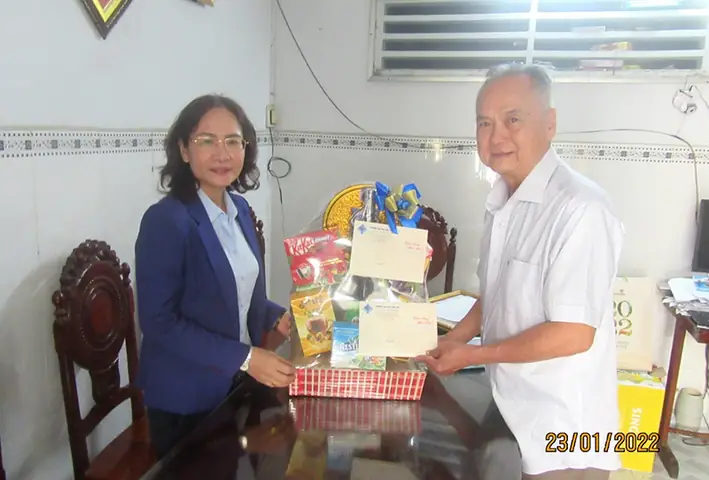 Chọn quà Tết cho cán bộ hưu trí: Những gợi ý tinh tế và ý nghĩa