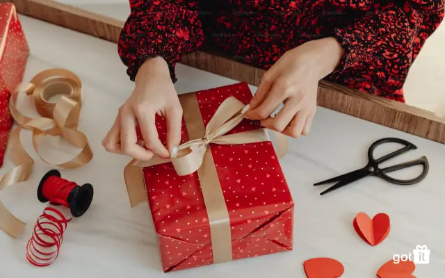 Quà Valentine cho Cặp Đôi Yêu Xa: Gợi Ý Độc Đáo, Ý Nghĩa, Gắn Kết
