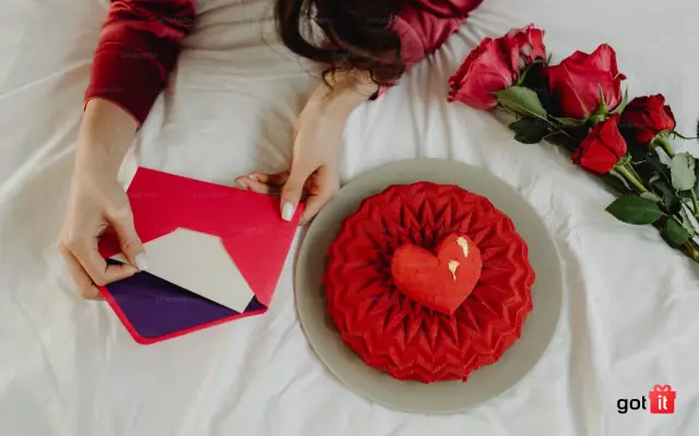 Quà Valentine cho Cặp Đôi Yêu Xa: Gợi Ý Độc Đáo, Ý Nghĩa, Gắn Kết