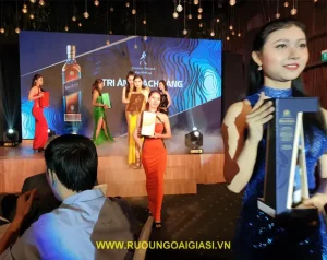 Phân tích Rượu Johnnie Walker 18 Năm Hộp Quà 2019