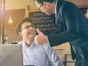 Sếp tặng quà nhân viên: Tại sao cần và Gợi ý Quà tặng Ý nghĩa