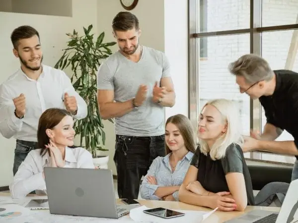Sếp tặng quà nhân viên: Tại sao cần và Gợi ý Quà tặng Ý nghĩa