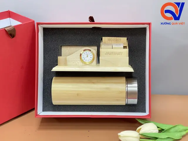Set quà tặng 20/11 bình giữ nhiệt thân tre kèm kệ đựng bút bằng gỗ