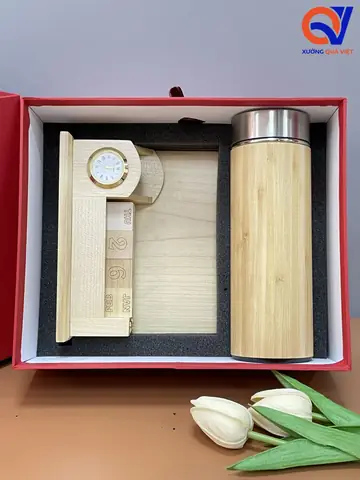 Set quà tặng 20/11 bình giữ nhiệt thân tre kèm kệ đựng bút bằng gỗ