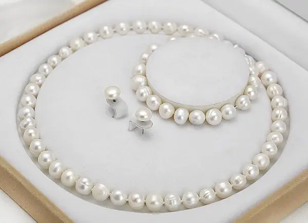 Tặng quà 20/10 cho mẹ chồng tương lai: Chọn gì để ghi điểm?